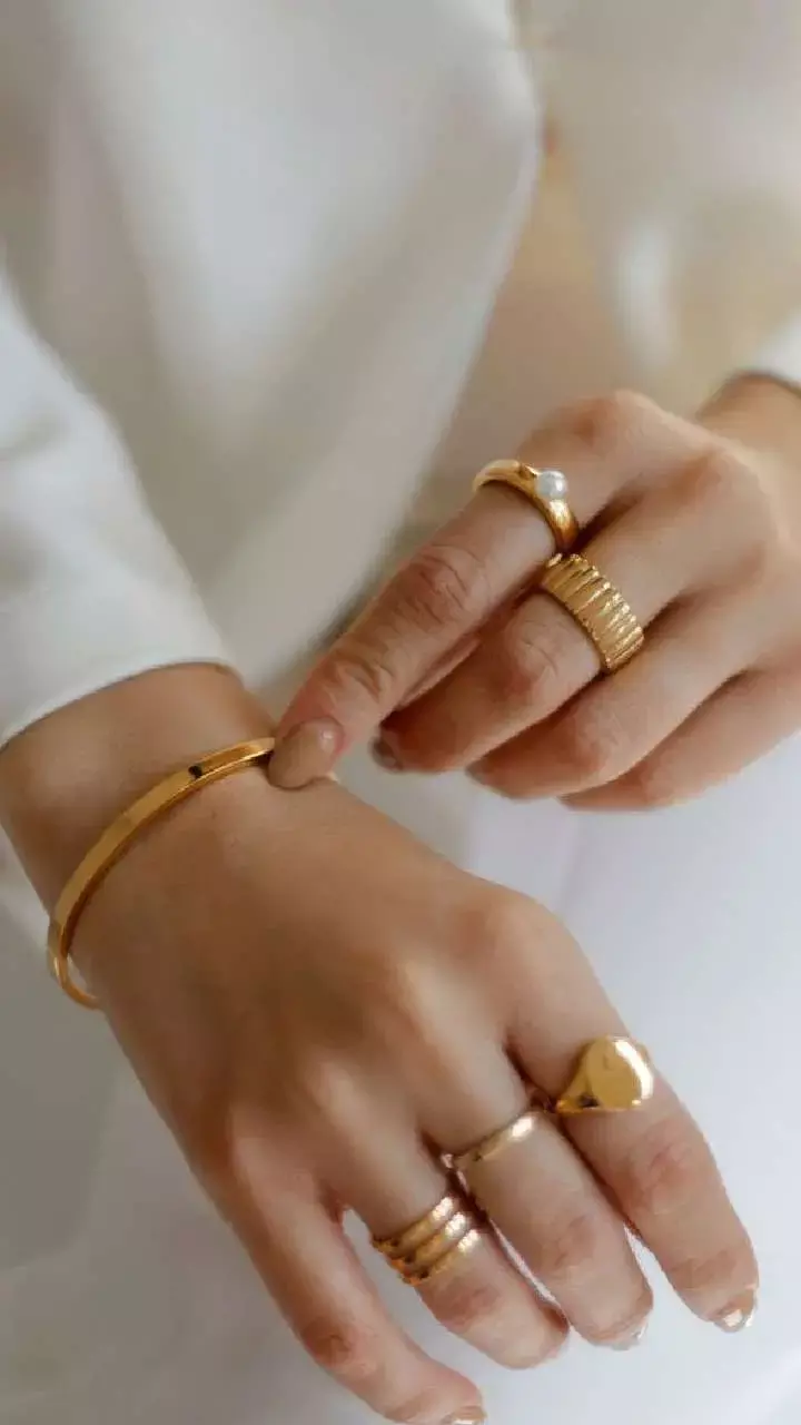 Vastu Tips: इस उंगली में सोने की अंगूठी पहनना कर सकता है कंगाल, जानिए सही उंगली और धातु का रहस्य!