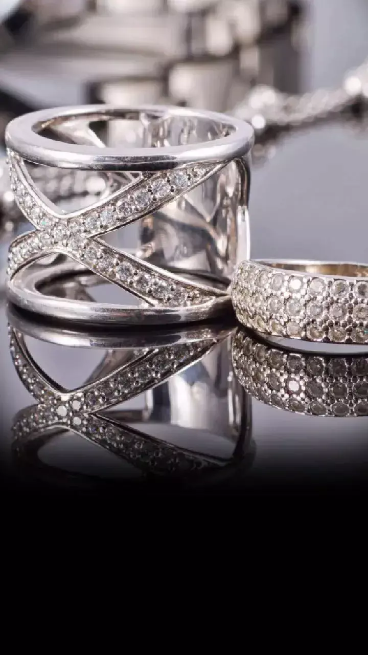 Vastu Tips: इस उंगली में पहनें चांदी की अंगूठी, मिलेगा धन, शांति और सुंदरता का आशीर्वाद!