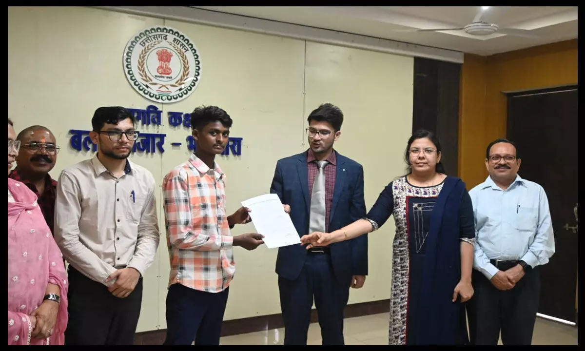 मुख्यमंत्री विष्णुदेव साय के प्रवास ने बदल दी बल्दाकछार के टिकेश्वर की ज़िंदगी, सुशासन तिहार में विशेष पिछड़ी जनजाति के युवा को मिला नौकरी की सौगात मुख्यमंत्री विष्णुदेव साय के प्रवास ने बदल दी बल्दाकछार के टिकेश्वर की ज़िंदगी, सुशासन तिहार में विशेष पिछड़ी जनजाति के युवा को मिला नौकरी की सौगात