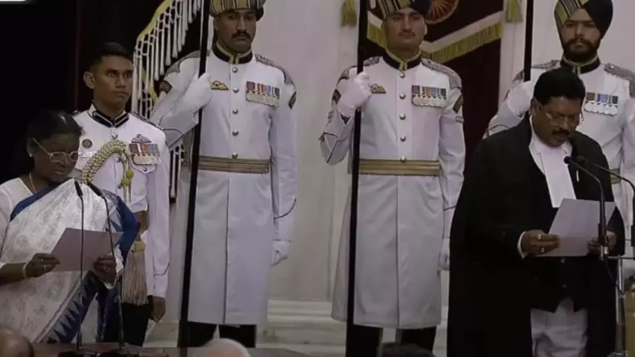 New Chief Justice of India: जस्टिस बीआर गवई बनें देश के 52 वें चीफ जस्टिस: राष्ट्रपति ने दिलाई शपथ, शपथ से पहले मां से लिया आशीर्वाद