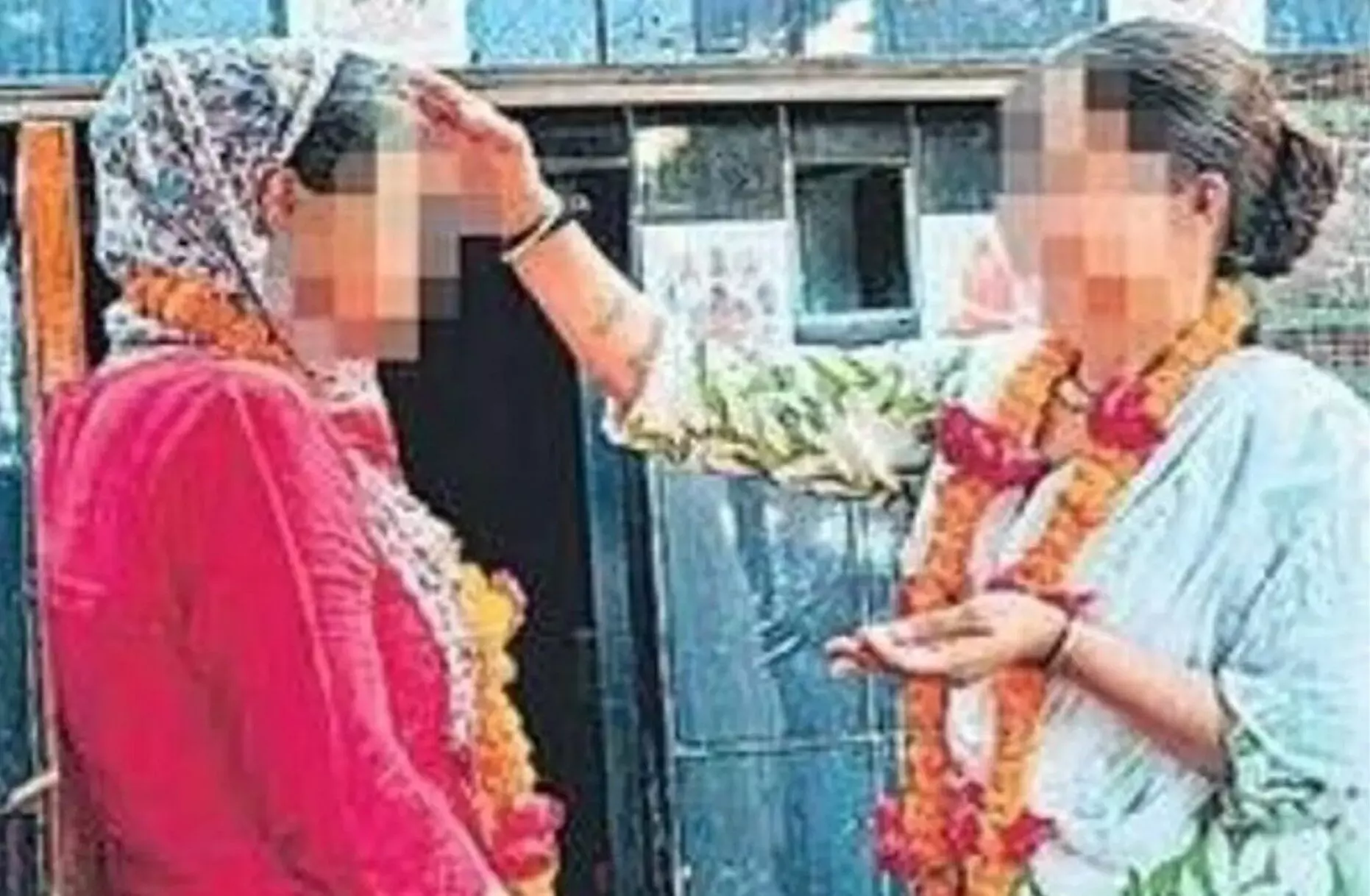 Same-Sex Marriage: मर्दों से टूटा भरोसा? दो सहेलियों ने की अनोखी शादी! एक-दूसरे को बनाया जीवनसाथी, जानिए पूरी कहानी Same-Sex Marriage: मर्दों से टूटा भरोसा? दो सहेलियों ने की अनोखी शादी! एक-दूसरे को बनाया जीवनसाथी, जानिए पूरी कहानी