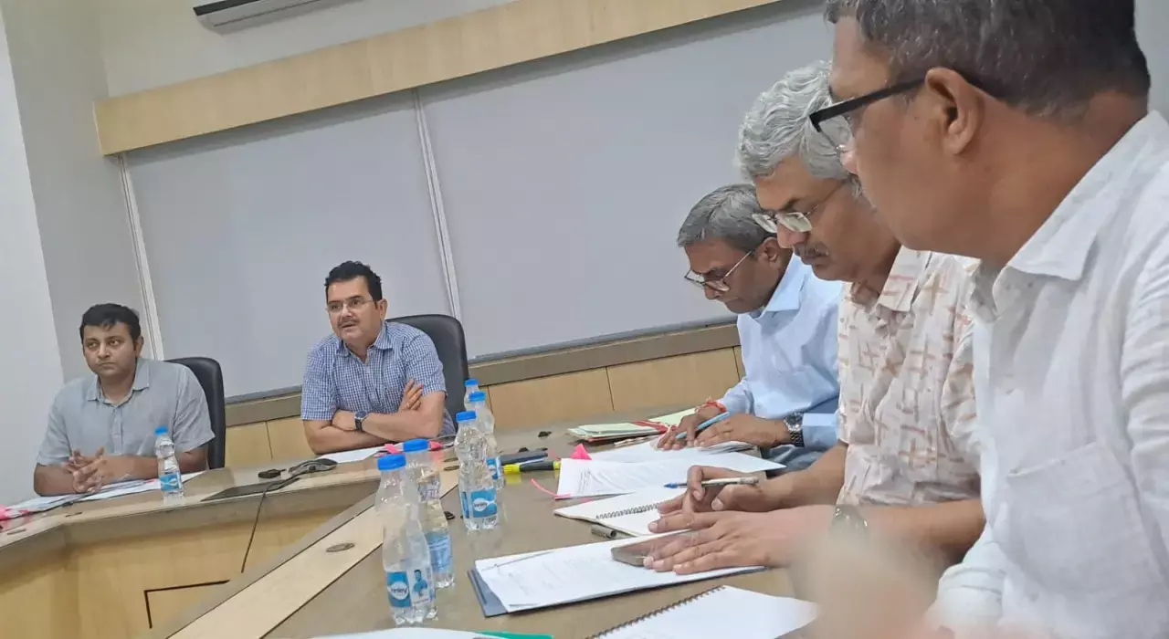 CG llegal Sand Mining: रेत माफिया पर नकेल! खनिज सचिव पी. दयानंद ने कलेक्टरों को दिए कड़े निर्देश, अवैध खनन पर होगी सख्त कार्रवाई