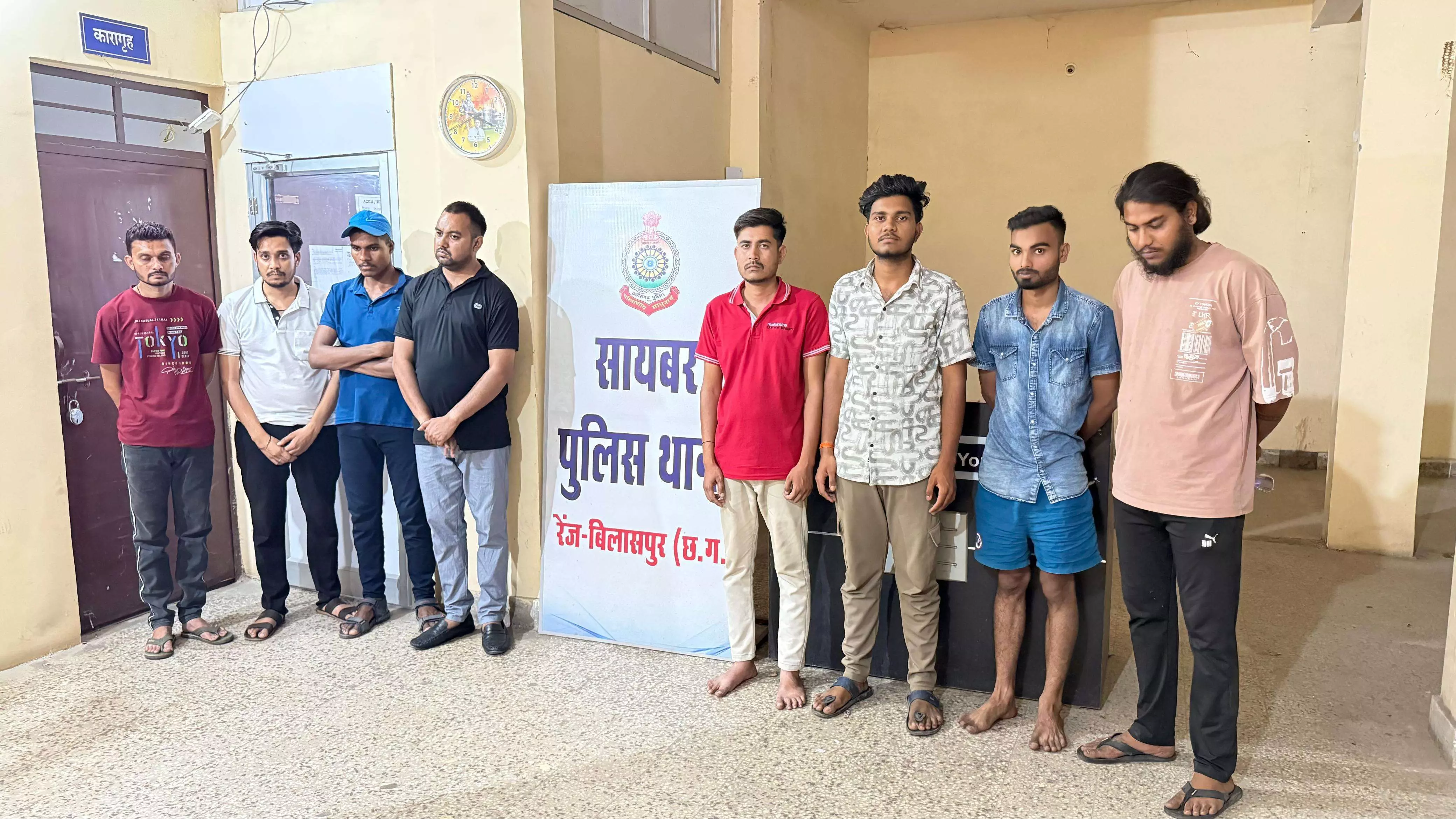 Bilaspur Cyber Fraud News: बिलासपुर में म्यूल अकाउंट से 1.30 करोड़ की ठगी का हुआ खुलासा! 8 लोग गिरफ्तार, जानिए कैसे साइबर गैंग ने किया कांड Bilaspur Cyber Fraud News: बिलासपुर में म्यूल अकाउंट से 1.30 करोड़ की ठगी का हुआ खुलासा! 8 लोग गिरफ्तार, जानिए कैसे साइबर गैंग ने किया कांड
