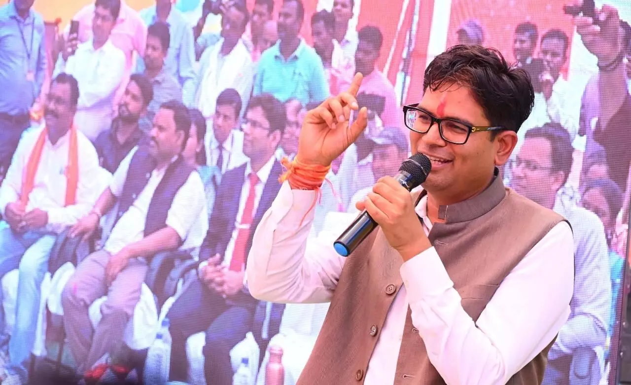 Jagargunda Bank News Hindi: 25 साल बाद नक्सलियों के गढ़ जगरगुंडा में खुला इंडियन ओवरसीज बैंक, मंत्री ओपी चौधरी ने भी खुलवाया खाता Jagargunda Bank News Hindi: 25 साल बाद नक्सलियों के गढ़ जगरगुंडा में खुला इंडियन ओवरसीज बैंक, मंत्री ओपी चौधरी ने भी खुलवाया खाता