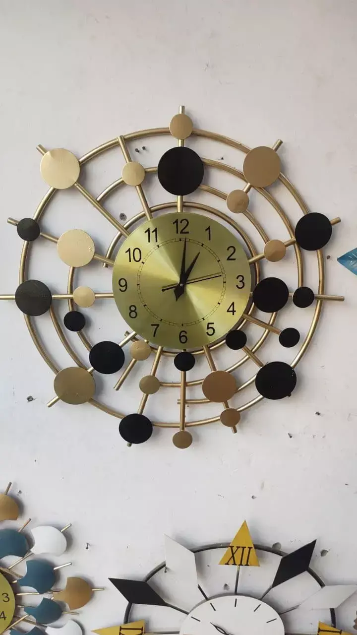Vastu Tips: घड़ी बताएगी समय के साथ किस्मत भी! गलत दिशा या रंग ला सकता है दुर्भाग्य
