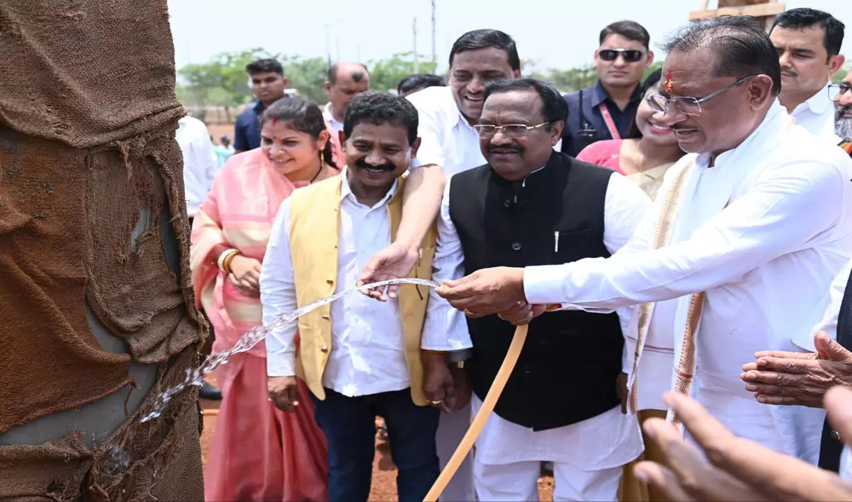 Sushasan Tihaar: मुख्यमंत्री विष्णु देव साय अचानक पहुंचे अछोटी, महतारी सदन का लिया जायजा, पानी से की तराई...