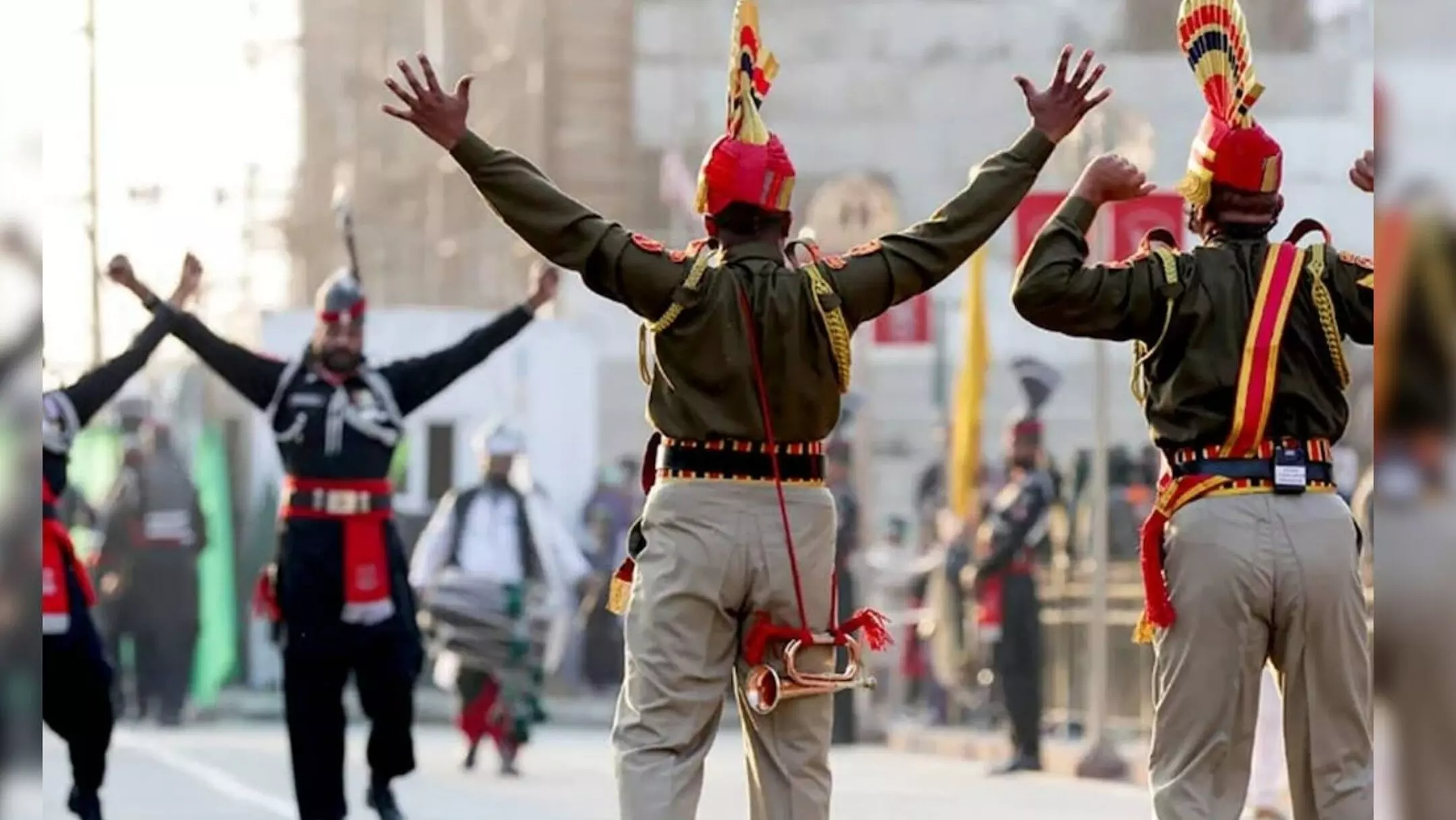 BSF Beating Retreat 2025: ऑपरेशन सिंदूर के 12 दिन बाद फिर शुरू हुआ बीटिंग रिट्रीट! अटारी में जनता के लिए खुले दरवाजे, जानिए पाक से मिले हाथ या नहीं? BSF Beating Retreat 2025: ऑपरेशन सिंदूर के 12 दिन बाद फिर शुरू हुआ बीटिंग रिट्रीट! अटारी में जनता के लिए खुले दरवाजे, जानिए पाक से मिले हाथ या नहीं?