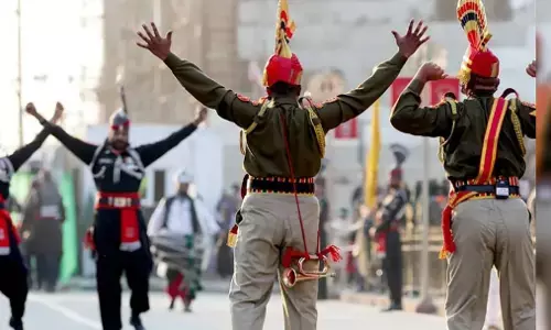BSF Beating Retreat 2025: ऑपरेशन सिंदूर के 12 दिन बाद फिर शुरू हुआ बीटिंग रिट्रीट! अटारी में जनता के लिए खुले दरवाजे, जानिए पाक से मिले हाथ या नहीं?