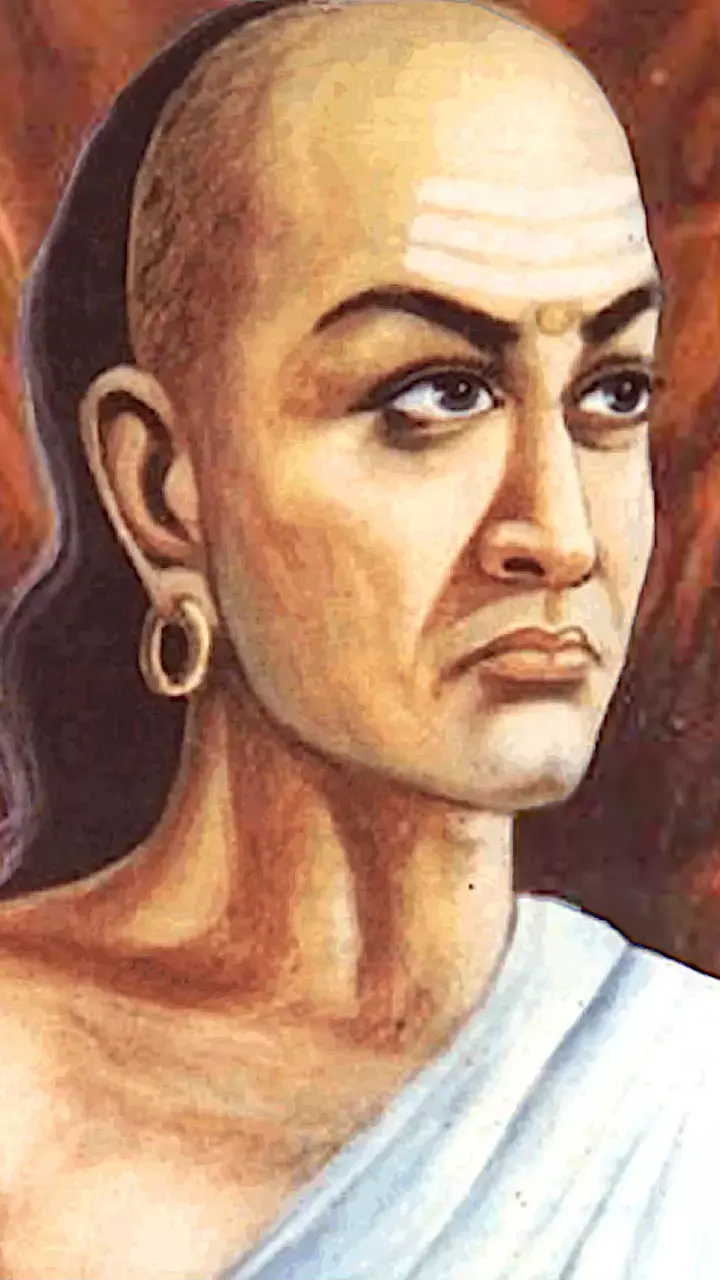 Chanakya Niti: इन बातों में न करें शर्म, बन जाएंगे सबके चहेते! जानिए क्या कहती है चाणक्य नीति