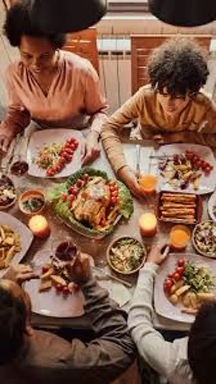 Vastu Tips: भोजन की दिशा से जुड़ी ये बातें बदल सकती हैं किस्मत, जानिए सही और गलत दिशाएं!