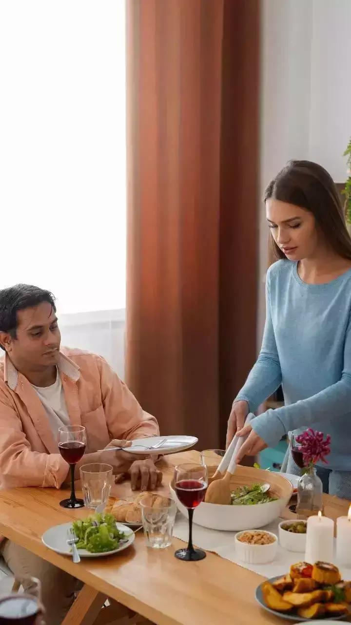Vastu Tips: भोजन की दिशा से जुड़ी ये बातें बदल सकती हैं किस्मत, जानिए सही और गलत दिशाएं!