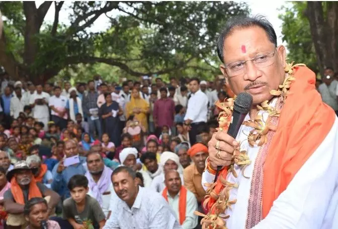 Sushasan Tihaar: तेज हवाओं के बीच ढोढरीकला में अचानक उतरा मुख्यमंत्री का हेलिकॉप्टर, महुआ पेड़ के नीचे लगाई चौपाल, ग्रामीणों की सुनी समस्याएं