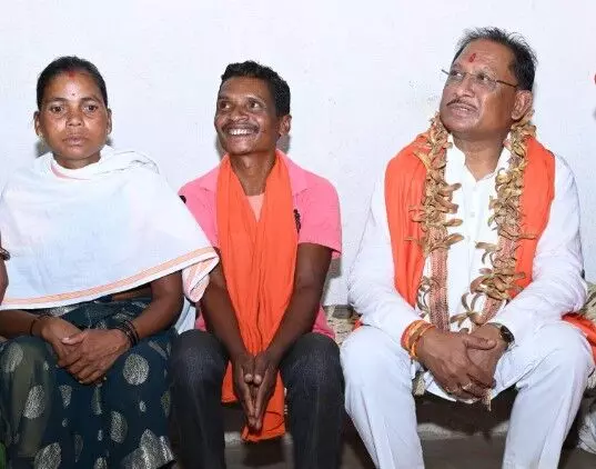 पहाड़ी कोरवा के पीएम जनमन आवास में पहुंचे मुख्यमंत्री... मुख्यमंत्री को भेंट की छिंद की चटाई, रागी, कुटकी और कटहल