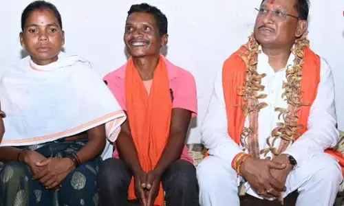 पहाड़ी कोरवा के पीएम जनमन आवास में पहुंचे मुख्यमंत्री... मुख्यमंत्री को भेंट की छिंद की चटाई, रागी, कुटकी और कटहल