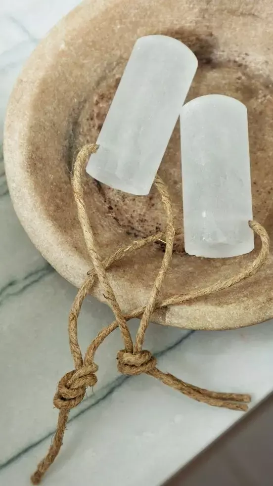 Fitkari Ke Vastu Upay: घर के दरवाजे पर फिटकरी बांधने से क्या होता है?