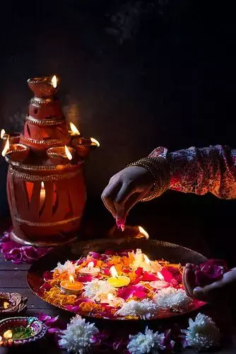 Diya Jalane Ke Niyam: घर में दीया जलाने के सही नियम क्या है ?