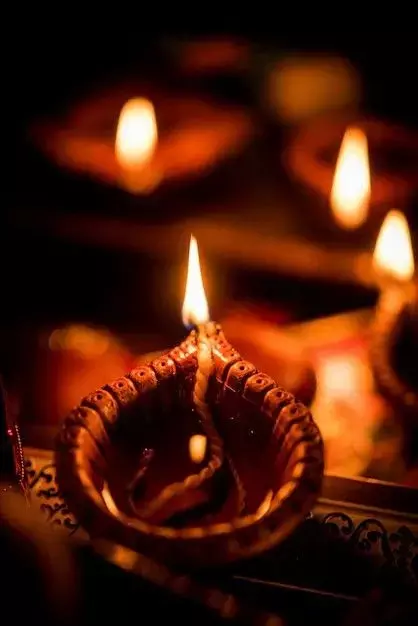Diya Jalane Ke Niyam: घर में दीया जलाने के सही नियम क्या है ?