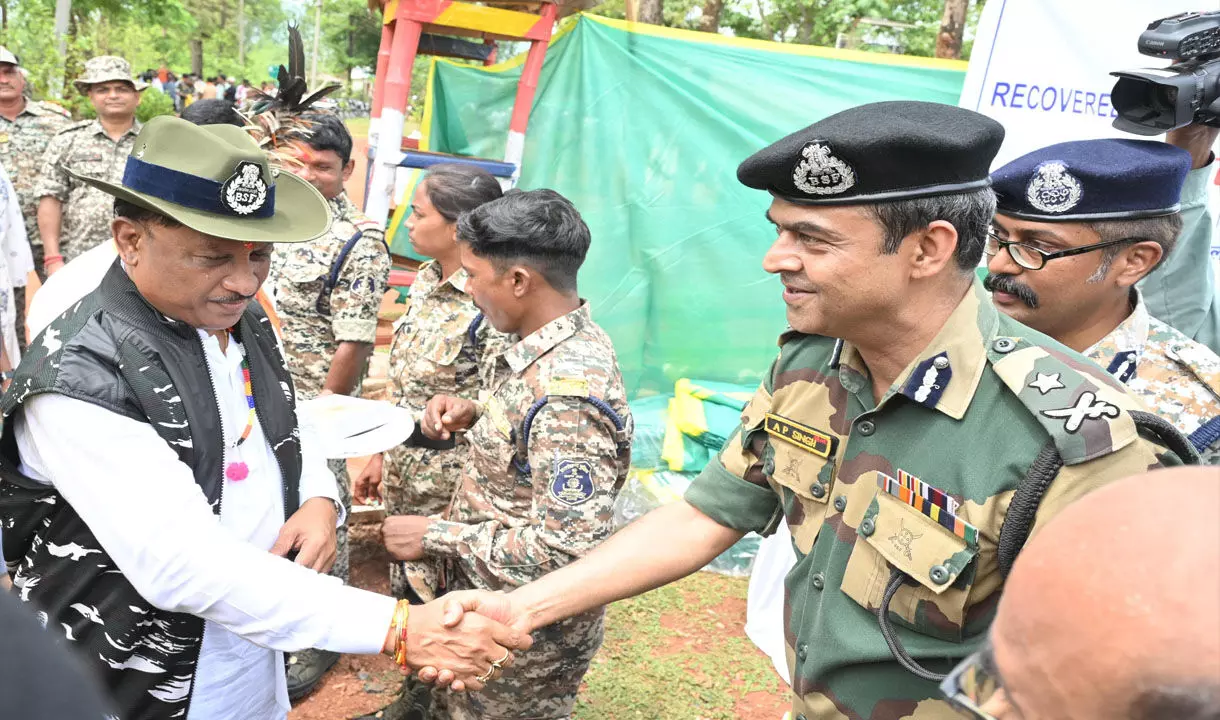 CG News: मुख्यमंत्री साय ने की जवानों की हौसला अफजाई, 27 माओवादियों के साथ हुई मुठभेड़ में मिली ऐतिहासिक कामयाबी पर जवानों को दी बधाई...