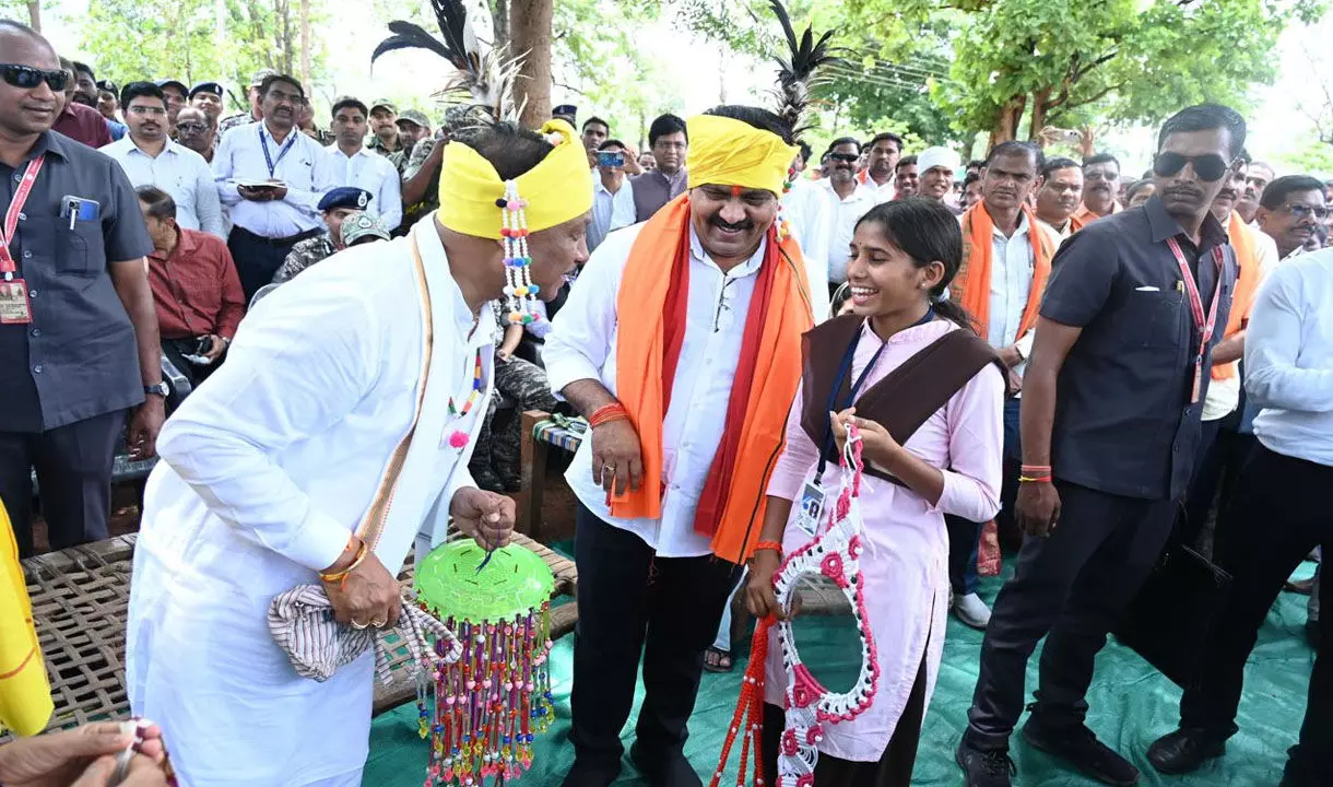 CG News: बासिंग कैम्प परिसर में मुख्यमंत्री ने लगाई जन-चौपाल, जनकल्याणकारी योजनाओं की क्रियान्वयन का लेने आया हूं जायजा... CG News: बासिंग कैम्प परिसर में मुख्यमंत्री ने लगाई जन-चौपाल, जनकल्याणकारी योजनाओं की क्रियान्वयन का लेने आया हूं जायजा...