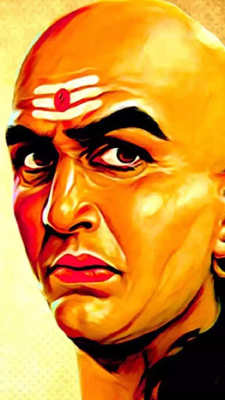 Chanakya Niti: इन लोगों की भूलकर भी न करें मदद, वरना भुगतना पड़ सकता है भारी नुकसान