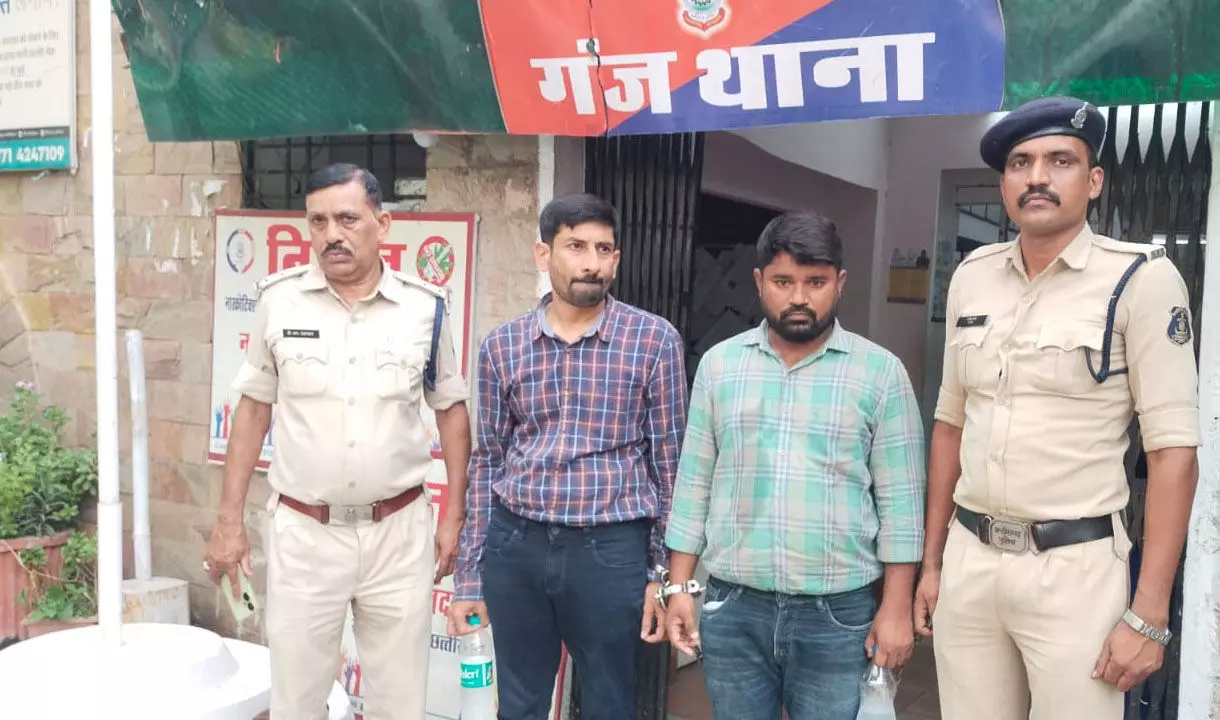 Raipur News: देह व्यापार में संलिप्त होटल संचालक, पार्टनर गिरफ्तार, पुलिस ने छापा-मारकर दो महिला समेत 8 आरोपियों को पकड़ा Raipur News: देह व्यापार में संलिप्त होटल संचालक, पार्टनर गिरफ्तार, पुलिस ने छापा-मारकर दो महिला समेत 8 आरोपियों को पकड़ा