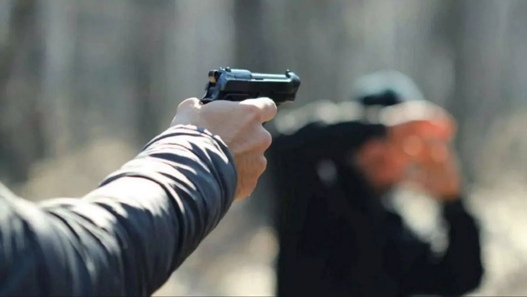 Ghaziabad Crime News Today: गाजियाबाद में हिस्ट्रीशीटर को पकड़ने गई पुलिस पर हमला, गोली लगने से सिपाही की मौत Ghaziabad Crime News Today: गाजियाबाद में हिस्ट्रीशीटर को पकड़ने गई पुलिस पर हमला, गोली लगने से सिपाही की मौत