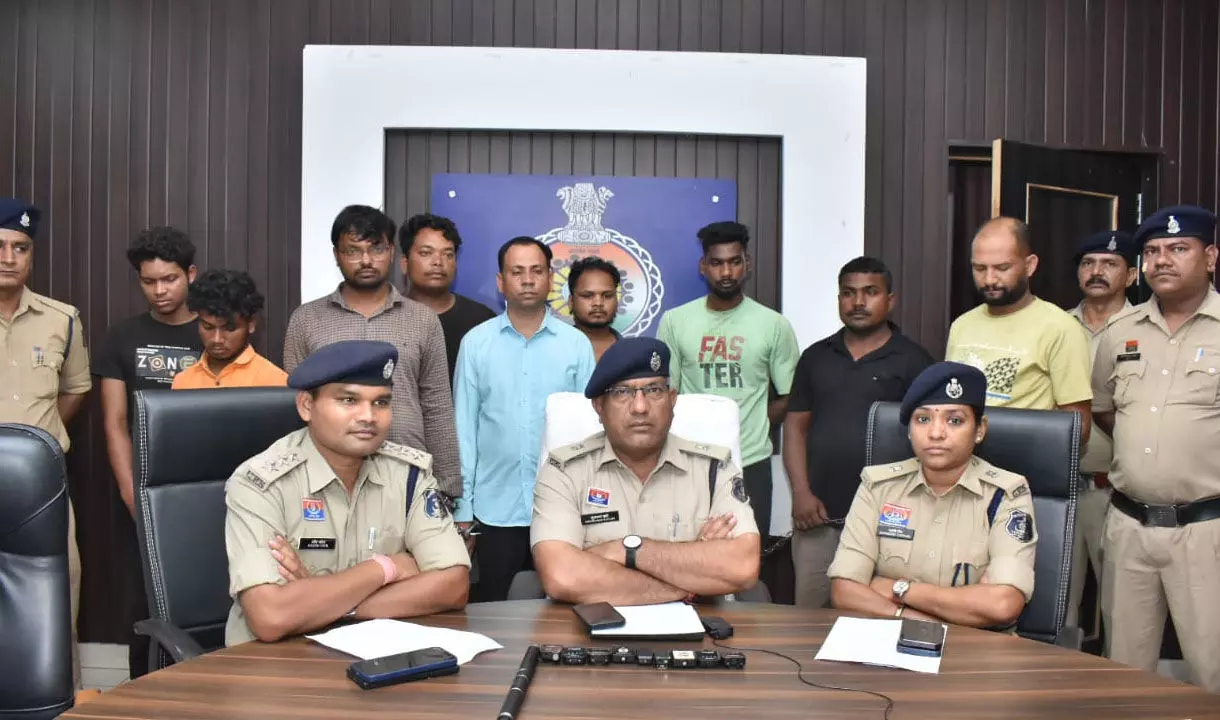 Durg News: डाॅक्टर का अश्लील वीडियो वायरल, पुलिस ने 9 लोगों को किया गिरफ्तार, जानिए मौत की वजह... Durg News: डाॅक्टर का अश्लील वीडियो वायरल, पुलिस ने 9 लोगों को किया गिरफ्तार, जानिए मौत की वजह...