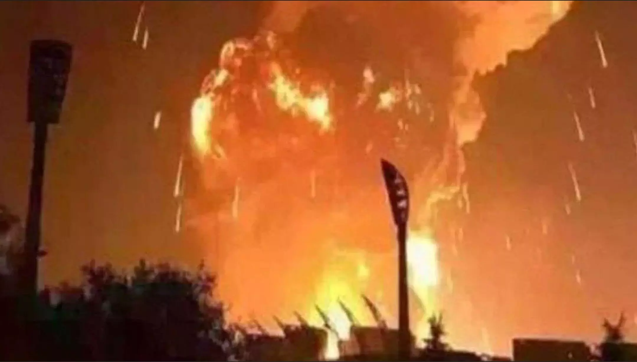 China chemical plant explosion: चीन में केमिकल प्लांट में जोरदार धमाका! मीलों तक फैला धुएं का गुबार, 230 से ज्यादा फायरकर्मी मौके पर, देखें वायरल वीडियो
