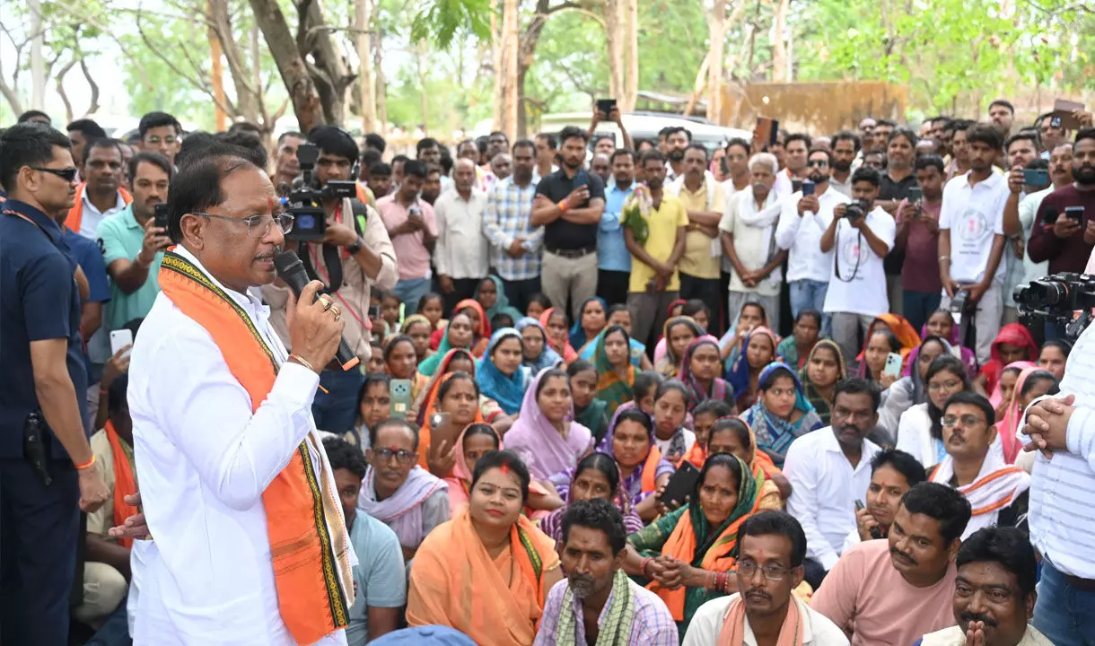 मुख्यमंत्री विष्णु देव साय का हेलीकॉप्टर अचानक ग्राम कनकबीरा में उतरा...पुलिया निर्माण, मंगलभवन,कन्या छात्रावास और पंचायत भवन की घोषणा की