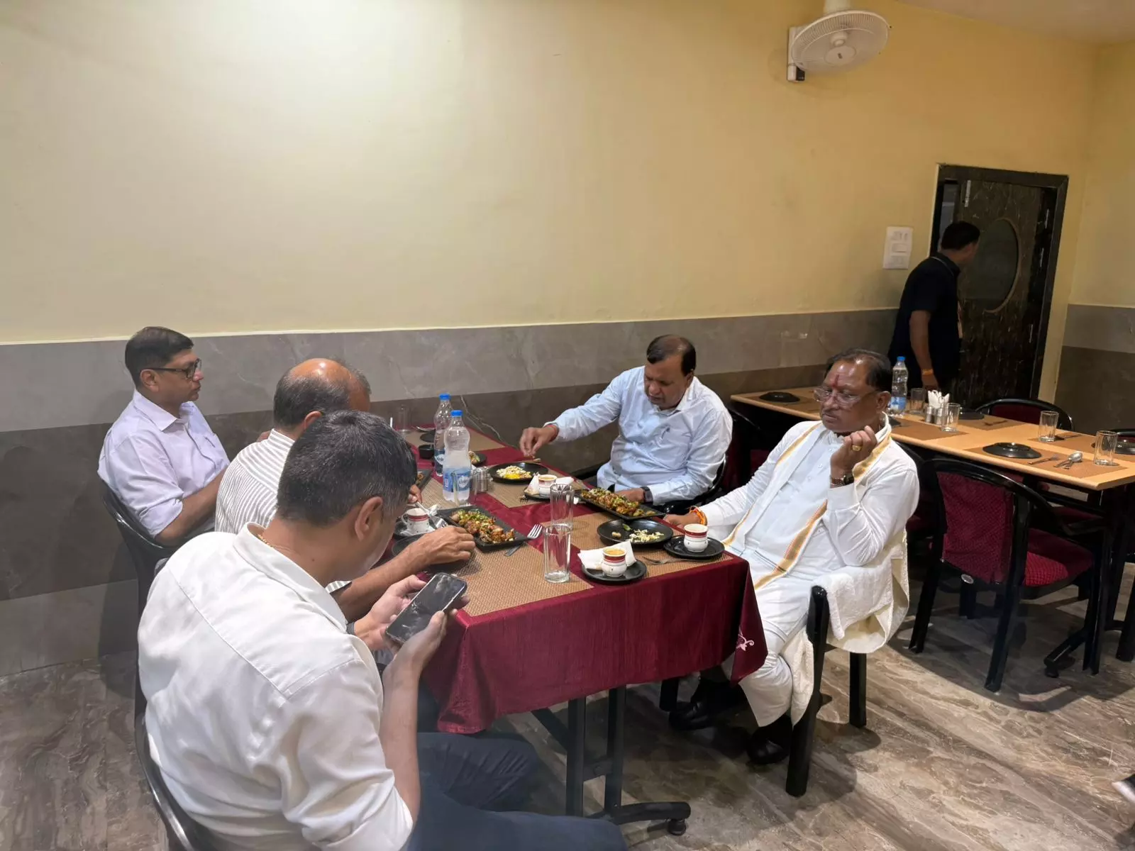 CM Vishnudev Dhaba Visit: CM विष्णुदेव ने ढाबे पर खाया खाना, बिना तामझाम बैठे आम लोगों संग! देखें सादगी की तस्वीरें CM Vishnudev Dhaba Visit: CM विष्णुदेव ने ढाबे पर खाया खाना, बिना तामझाम बैठे आम लोगों संग! देखें सादगी की तस्वीरें