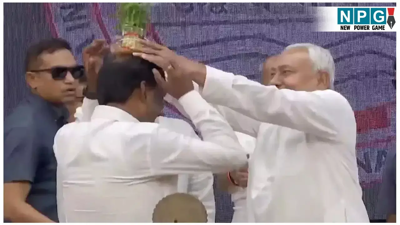 CM Nitish Viral Video: सीएम नीतीश ने IAS अधिकारी के सिर पर रख दिया गमला,  लालू की बेटी बोलीं- दिमाग विक्षिप्त हो चुका, Video वायरल