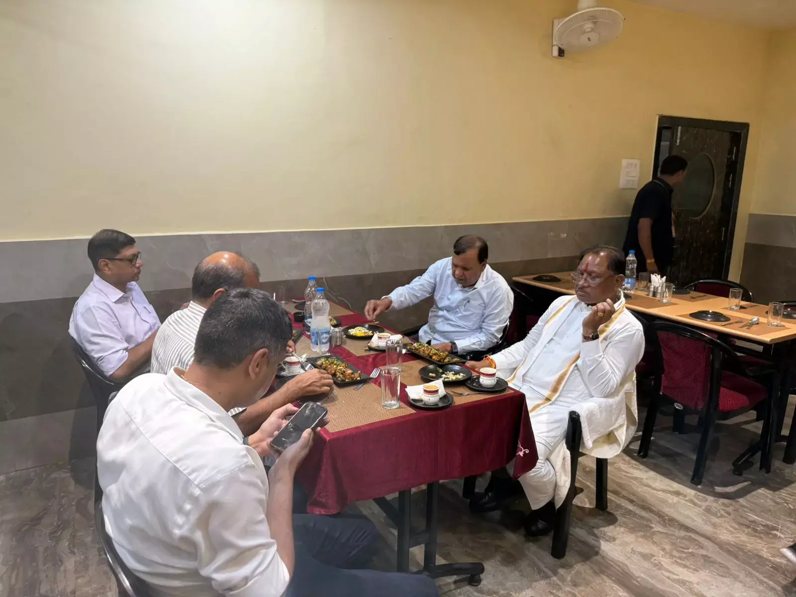 CM Vishnudev Dhaba Visit: CM विष्णुदेव ने ढाबे पर खाया खाना, बिना तामझाम बैठे आम लोगों संग! देखें सादगी की तस्वीरें