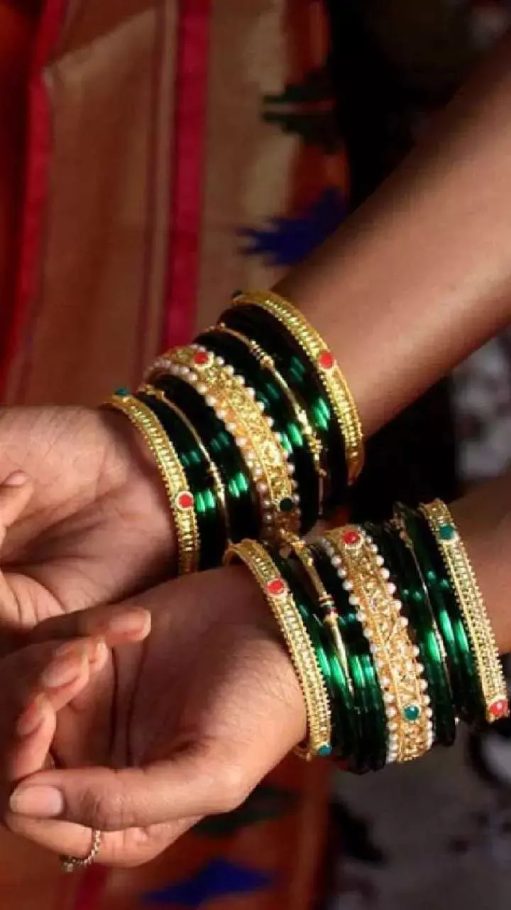Vastu Tips: सुहागन महिलाएं कभी न करें ये गलतियां, नहीं तो घट सकती है पति की उम्र