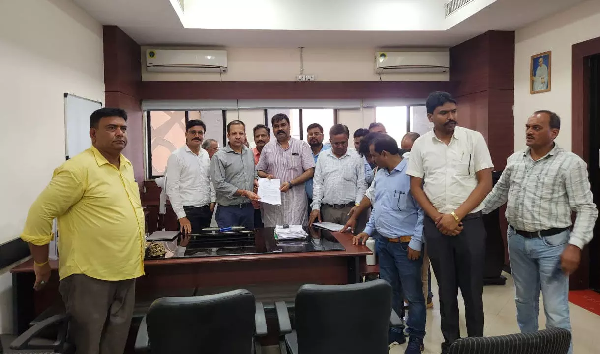 CG Yuktiyuktkaran:शिक्षक साझा मंच की शिक्षा सचिव से वार्ता विफल, वर्तमान नियम से ही युक्तियुक्तकरण पर अड़े शिक्षा सचिव, मंच ने नकारा, 31 मई से आंदोलन का ऐलान CG Yuktiyuktkaran:शिक्षक साझा मंच की शिक्षा सचिव से वार्ता विफल, वर्तमान नियम से ही युक्तियुक्तकरण पर अड़े शिक्षा सचिव, मंच ने नकारा, 31 मई से आंदोलन का ऐलान