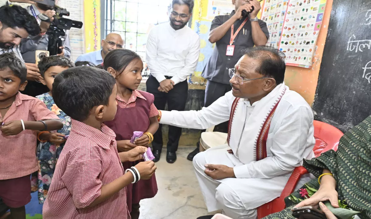 मुख्यमंत्री अचानक पहुंचे मांदरी गांव के आँगनबाड़ी केंद्र, बच्चों ने मुख्यमंत्री को भेंट किया फूलों का गुलदस्ता, सुनाई कविता... मुख्यमंत्री अचानक पहुंचे मांदरी गांव के आँगनबाड़ी केंद्र, बच्चों ने मुख्यमंत्री को भेंट किया फूलों का गुलदस्ता, सुनाई कविता...