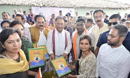 कांकेर जिले के ग्राम मांदरी में उतरा मुख्यमंत्री का हेलिकॉप्टर, 3.90 करोड़ की घोषणा, योजनाओं का लिया फीड बैक