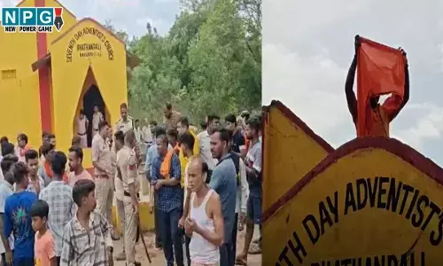 Raigarh News: मंदिर में तोड़फोड़, बजरंग दल ने चर्च में फहराया भगवा झंडा, क्रॉस भी हटाया, जमकर बवाल...