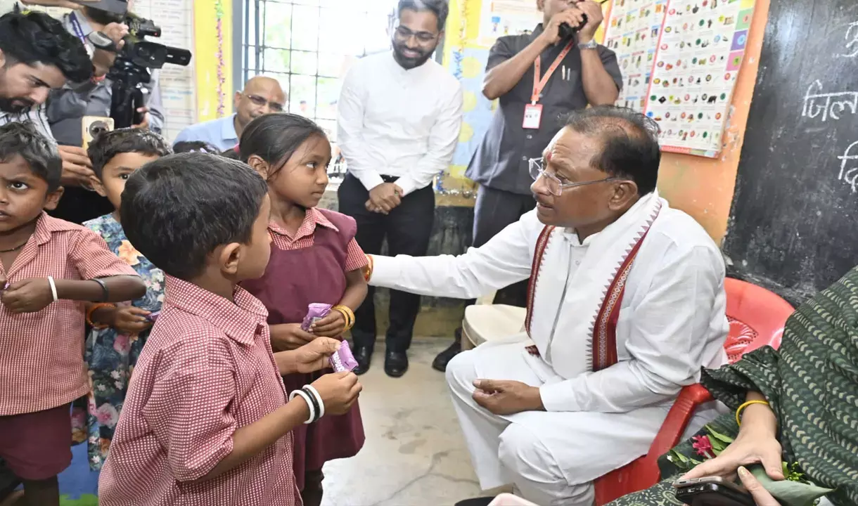 मुख्यमंत्री अचानक पहुंचे मांदरी गांव के आँगनबाड़ी केंद्र, बच्चों ने मुख्यमंत्री को भेंट किया फूलों का गुलदस्ता, सुनाई कविता...