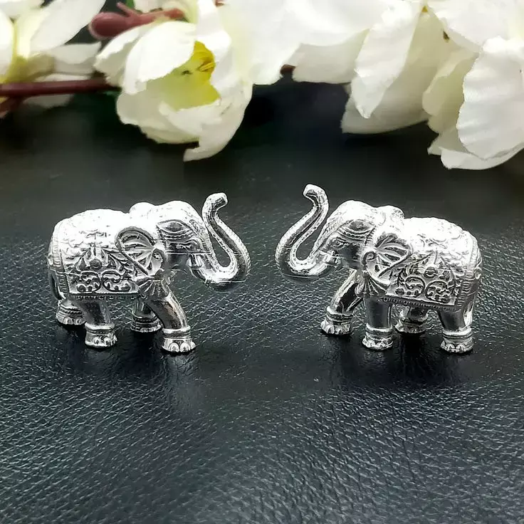 Chandi Ka Hathi Rakhne Ke Fayde: घर में क्यों रखना चाहिए चांदी से बनी हाथी की मूर्ति?