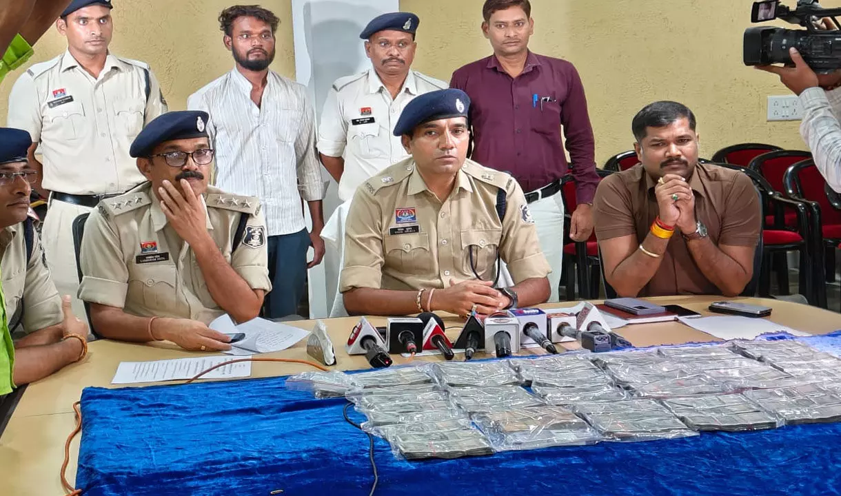 Raipur News: औषधी वाटिका चोरी खुलासा, पूर्व ड्रायवर निकला चोर, 27 लाख नगदी भी जब्त, रायपुर पुलिस ने सक्ती-जांजगीर के सरहदी गांव से पकड़ा Raipur News: औषधी वाटिका चोरी खुलासा, पूर्व ड्रायवर निकला चोर, 27 लाख नगदी भी जब्त, रायपुर पुलिस ने सक्ती-जांजगीर के सरहदी गांव से पकड़ा