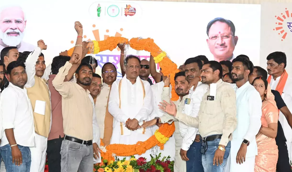 CM Vishnudeo Sai: नई पुलिस चौकी खोलने की घोषणा, मुख्यमंत्री विष्णुदेव साय रायपुर के ग्राम भैंसा में आयोजित सुशासन तिहार में हुए शामिल...