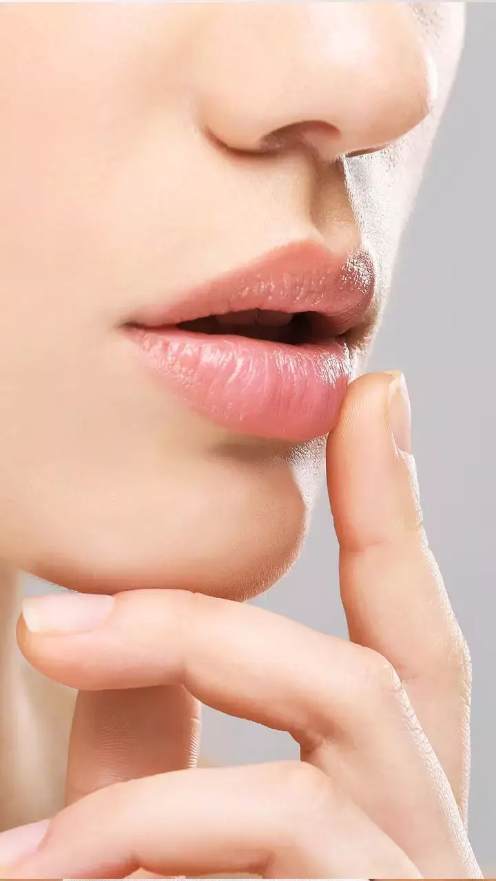 Samudrik Shastra: होंठ फड़कना है शुभ संकेत! जानिए सामुद्रिक शास्त्र के राज़