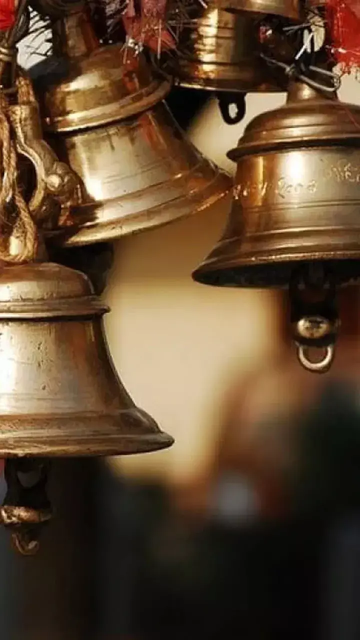 Vastu Tips: पूजा में घंटी बजाने के लाभ, जानें वास्तु शास्त्र में क्या है इसका रहस्य!