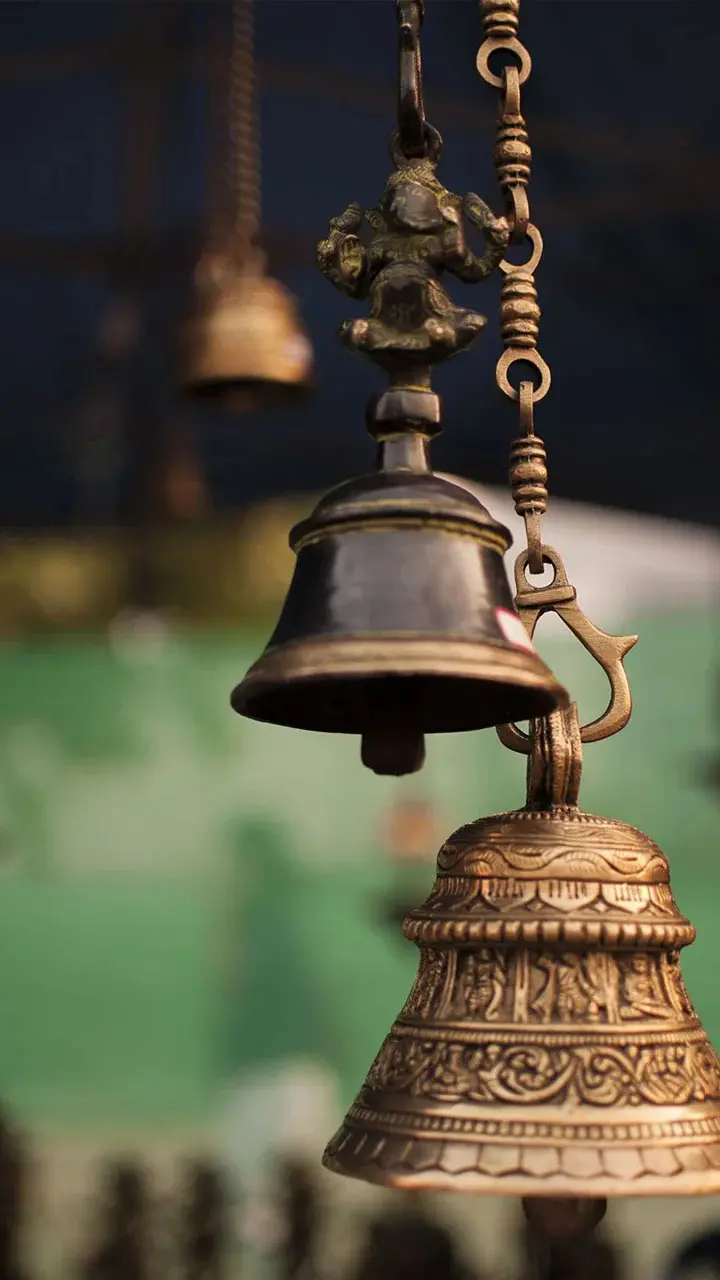 Vastu Tips: पूजा में घंटी बजाने के लाभ, जानें वास्तु शास्त्र में क्या है इसका रहस्य!