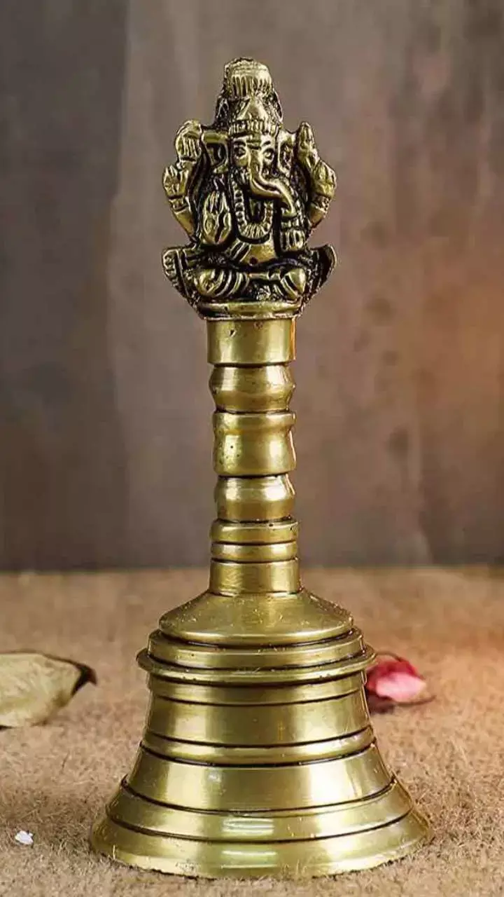 Vastu Tips: पूजा में घंटी बजाने के लाभ, जानें वास्तु शास्त्र में क्या है इसका रहस्य!