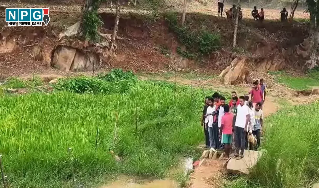 Sarguja News: खेत में लगे करंट तार की चपेट में आने से दो की मौत, एक को बचाने के चक्कर में दूसरे की गई जान... Sarguja News: खेत में लगे करंट तार की चपेट में आने से दो की मौत, एक को बचाने के चक्कर में दूसरे की गई जान...