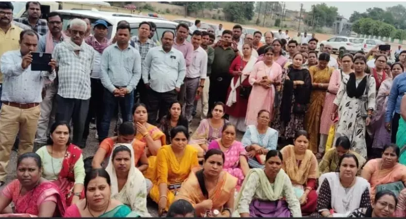 CG Yuktiyuktkaran: पद को छुपाकर काउंसलिंग, शिक्षकों ने किया जमकर, धरने पर बैठे...