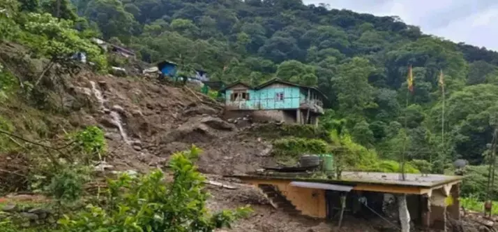 Sikkim Landslides: सिक्किम में भूस्खलन का कहर, आर्मी कैंप तबाह, 3 जवानों की मौत, 6 लापता, रेड अलर्ट जारी फाइल फोटो