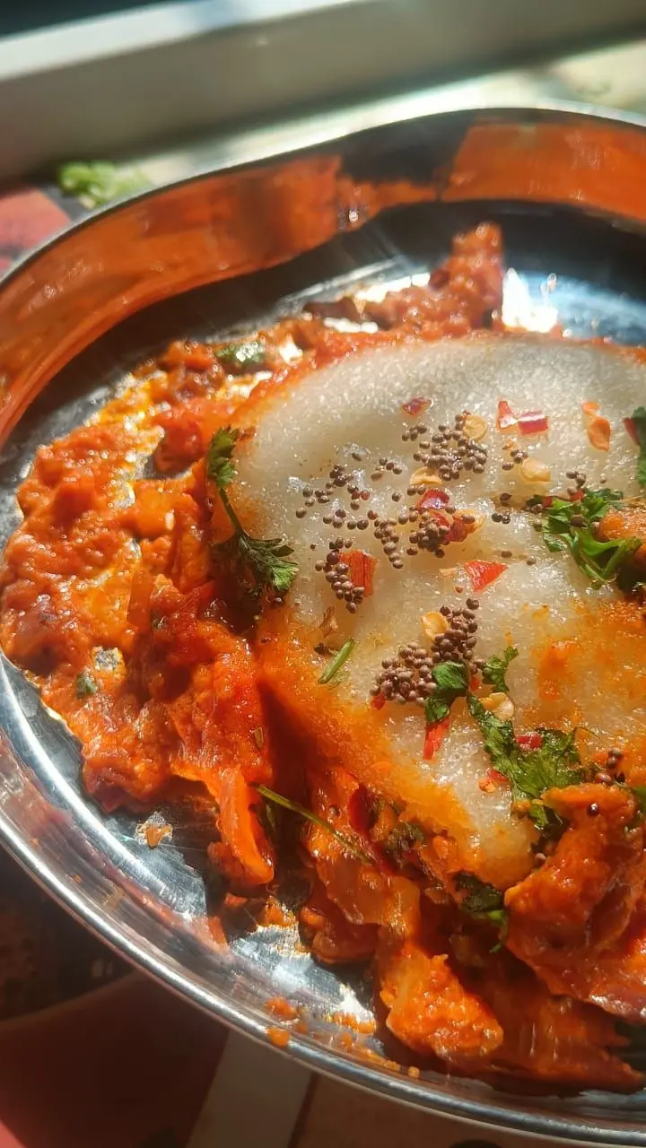 Idli Shakshuka Recipe In Hindi: घर पर कैसे बनाये वायरल रेसिपी इडली शाकशुका