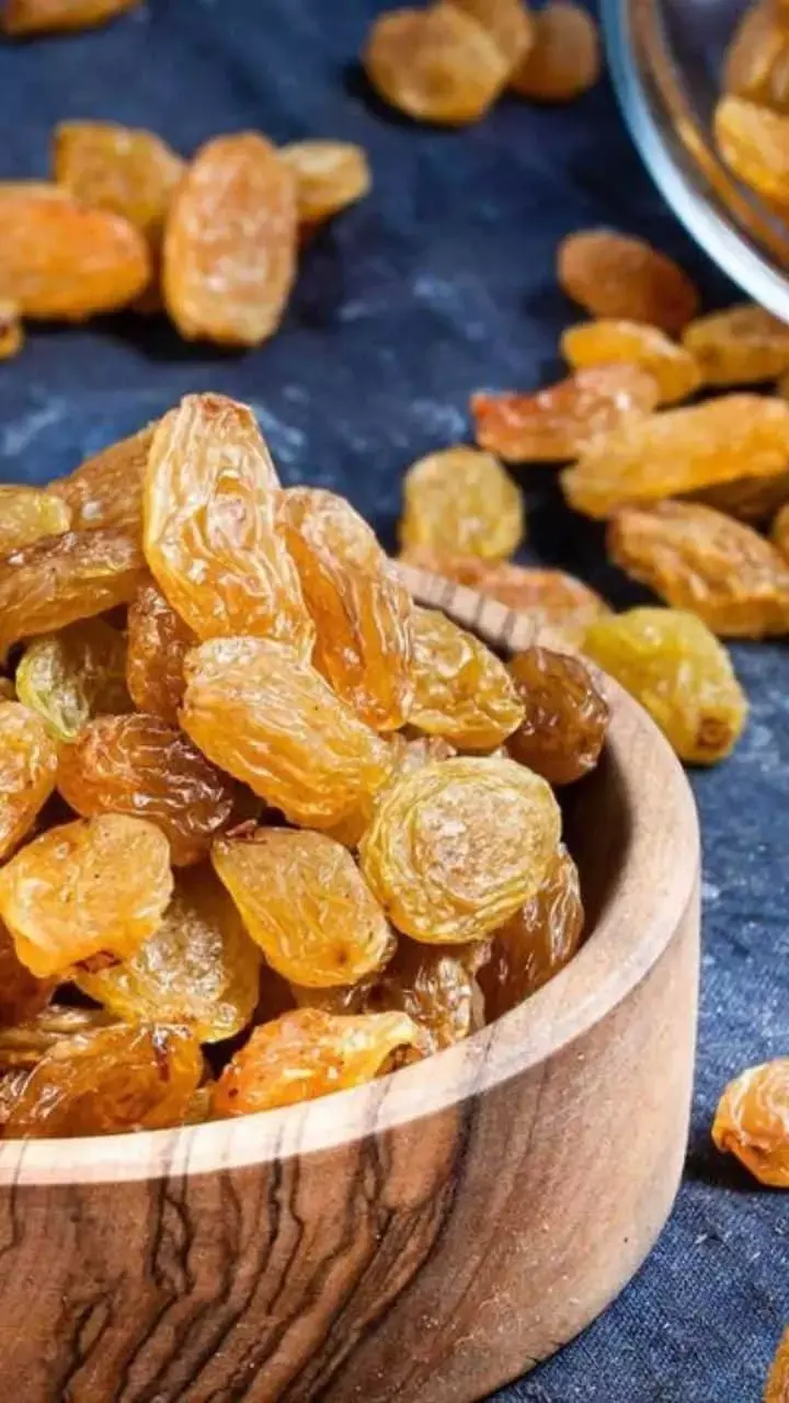 Kishmish Khane Ke Fayde: भिगोकर या सूखी किशमिश कैसे खाना ज्यादा फायदेमंद होती है?